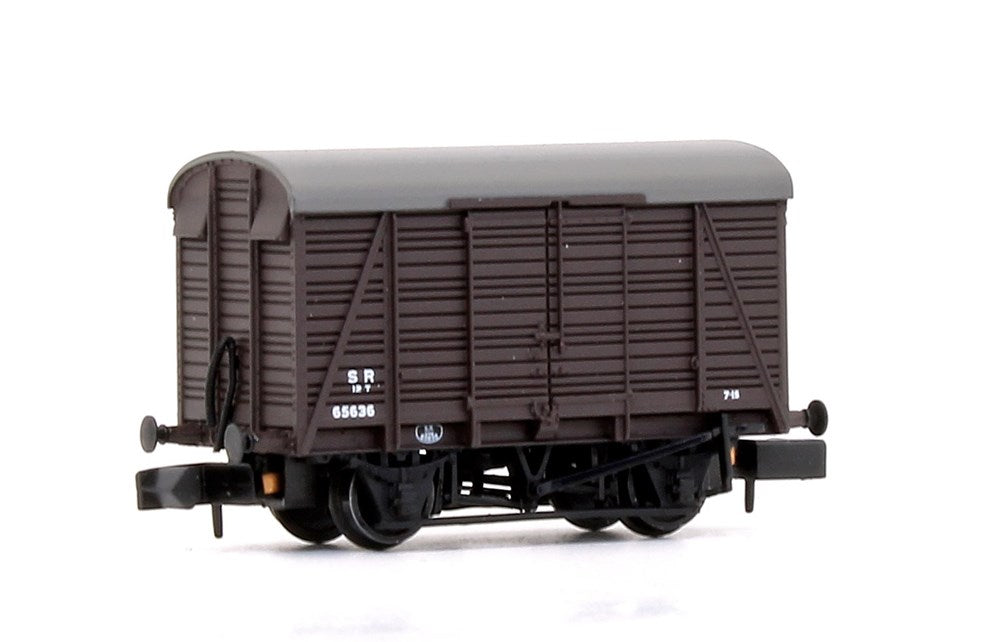 Graham Farish [N] 377-430 SR 12T Ventilated Van 2+2 Planked - SR Brown