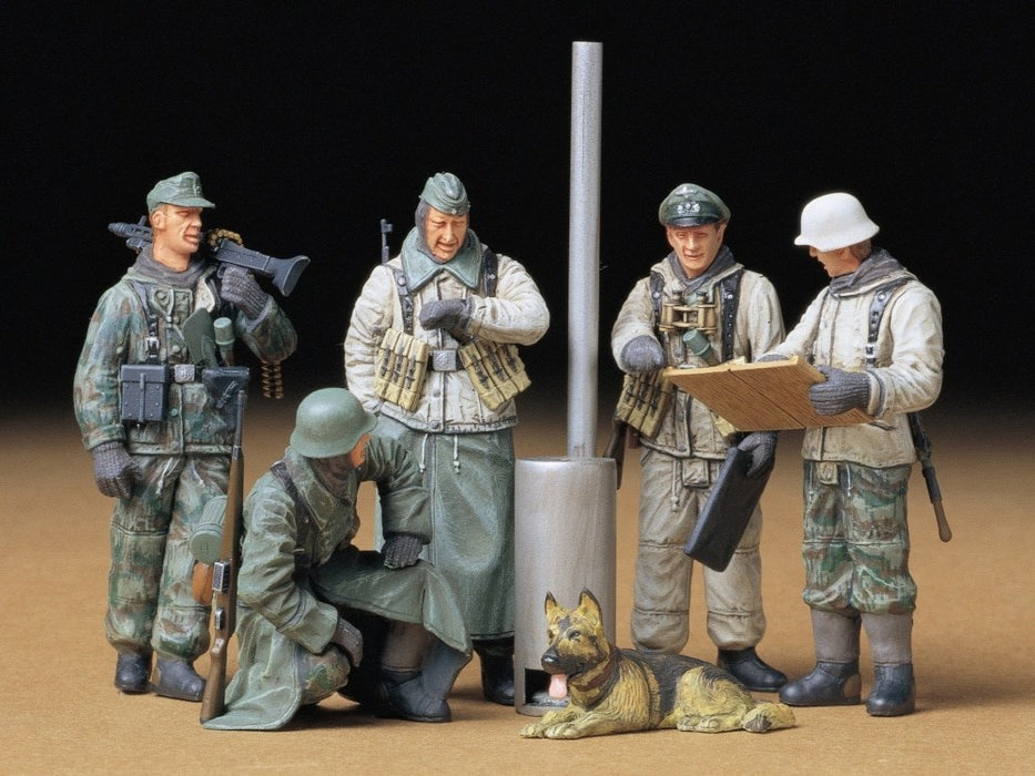 Tamiya 35212 1/35 Scale WWII German Soldiers at Field Briefing