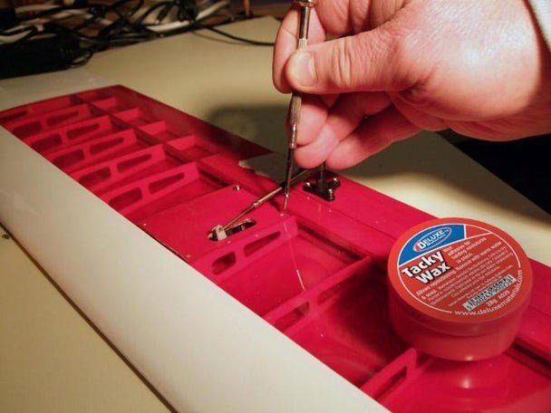 Deluxe Materials AD29 Tacky Wax 28g