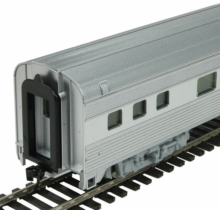 Walthers Mainline 910-30202 HO 85' Budd Small-Window Coach - Santa Fe (silver)