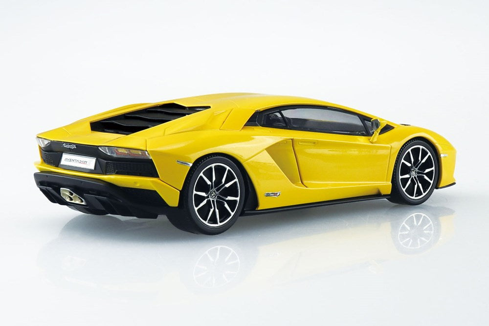 Aoshima 6815 - Snap Kit - 1:32 Lamborghini Aventador S (Pearl Yellow)
