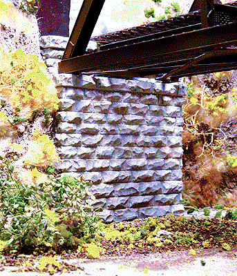 Chooch Enterprises 8440 HO Single-Track Cut Stone Bridge Abutment -- 8.3 x 1.9 x 8.9cm