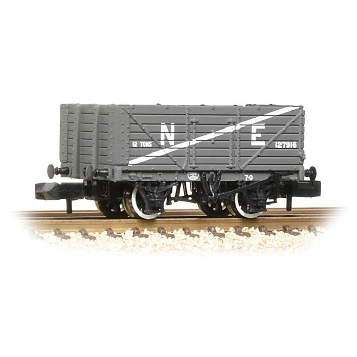 Graham Farish [N] 377-090 7 Plank Wagon with End Door in LNER Grey