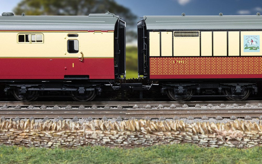 Hornby R40470 OO BR - Kitchen and Buttery Car & Composite Restaurant 'White Horse' - Coach Twin Pack