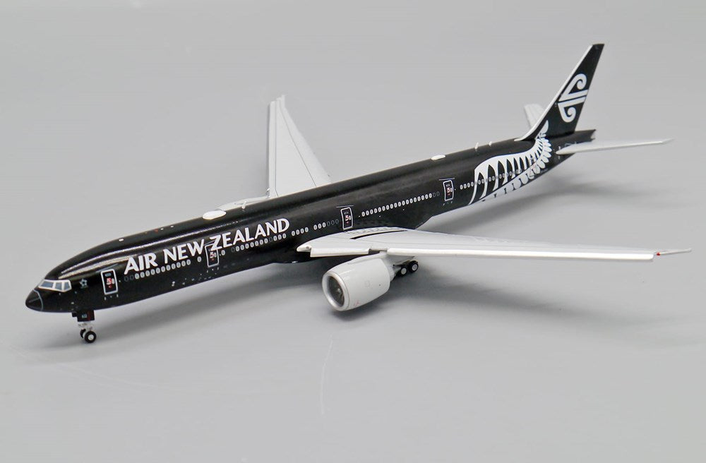 JC Wings XX40006A 1:400 Air New Zealand Boeing B777-300(ER) “All Blacks – Flaps Down” ZK-OKQ