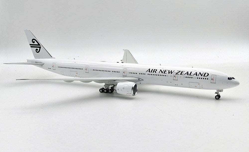 Inflight200 IF773NZ0224 1:200 Air New Zealand Boeing 777-300ER ZK-OKU 'All White'