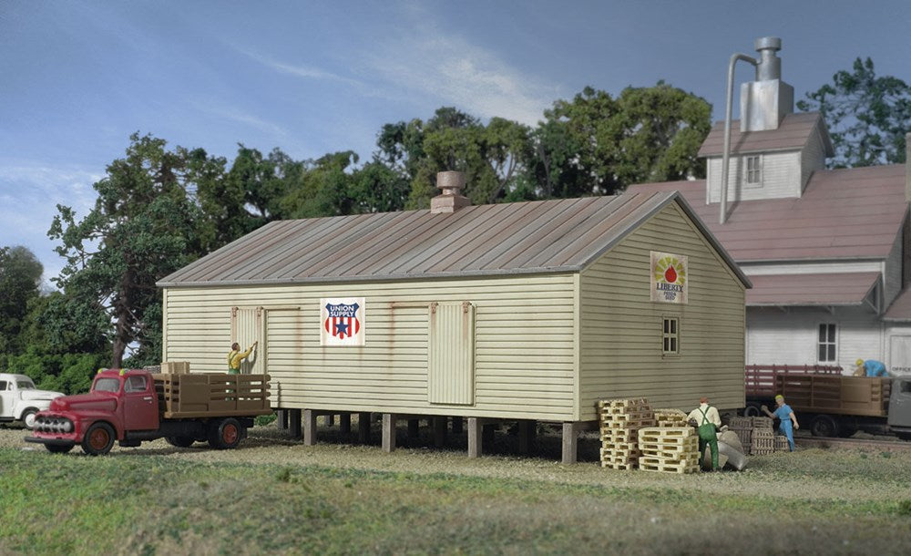 Walthers Cornerstone 933-3230 N Co-Operative Storage Shed on Pilings -- Kit - 10.6 x 6.8 x 5.6cm
