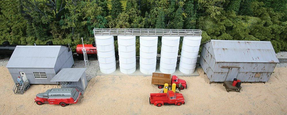Walthers Cornerstone 933-4059 HO Trackside Oil Dealer with Storage Tanks Kit
