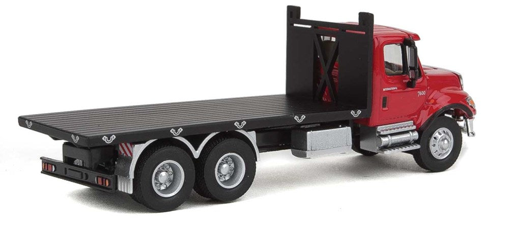 Walthers SceneMaster 949-11652 HO International(R) 7600 3-Axle Flatbed Truck - Assembled -- Red Cab, Black Flatbed