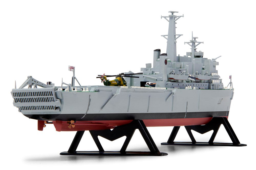 Airfix A03205V 1:600 HMS Fearless - Vintage Classics