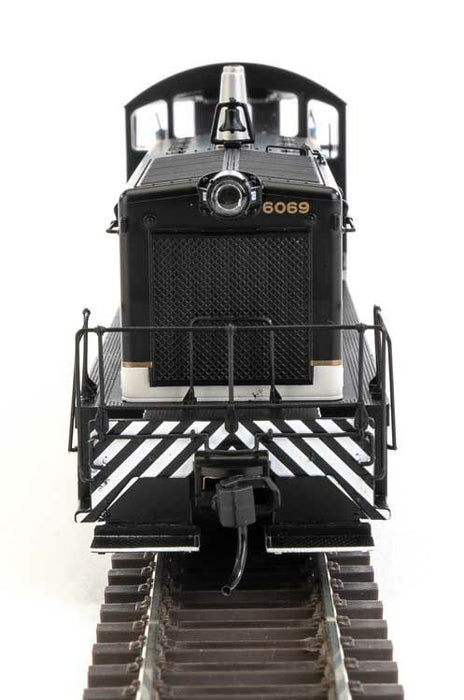Walthers Mainline 910-10677 HO EMD SW7 - Standard DC - Southern Railway #6069 (Phase I; Tuxedo: black, white, dulux)