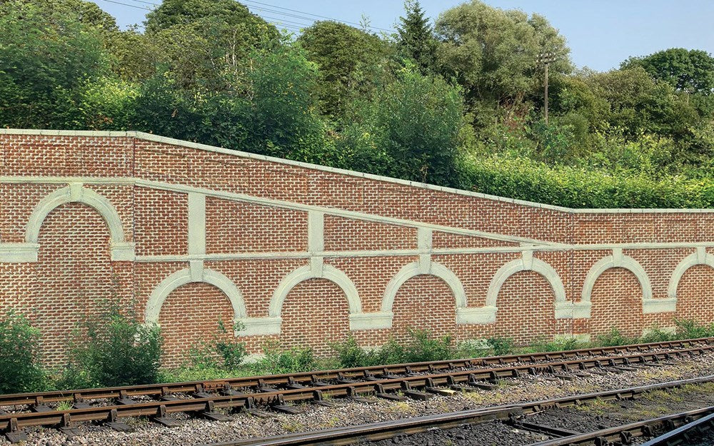 Hornby R7386 OO Mid Stepped Arched Retaining Walls x2 (Red Brick)