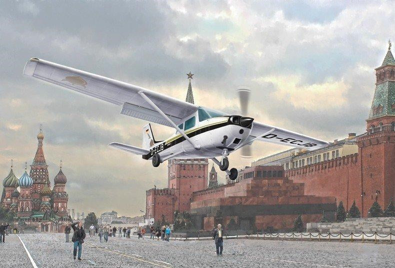 Italeri 2764 1:48 Cessna 172 Skyhawk II - 1987 'Landing on Red Square'