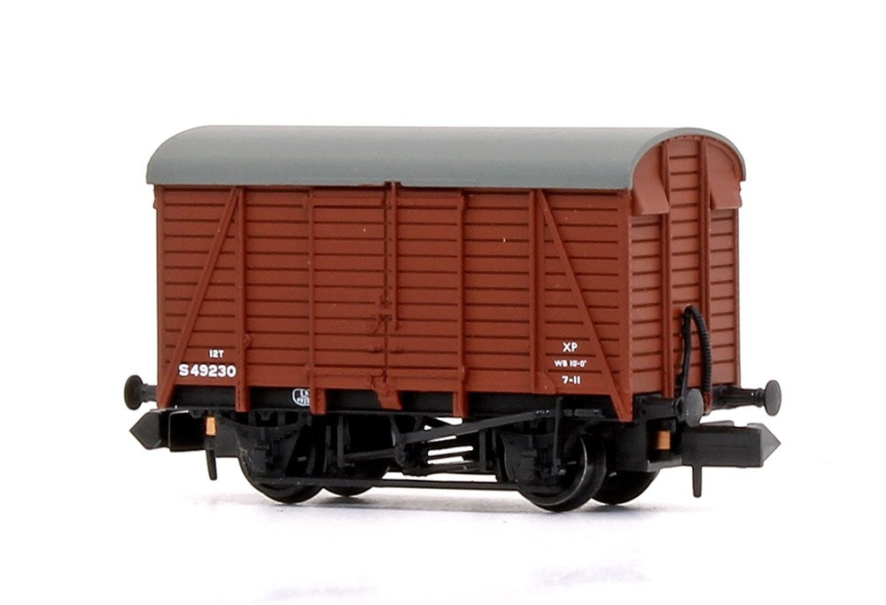Graham Farish [N] 377-429 SR 12T Ventilated Van Even Planked - BR Bauxite (Early)