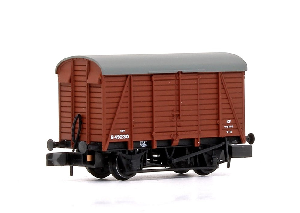 Graham Farish [N] 377-429 SR 12T Ventilated Van Even Planked - BR Bauxite (Early)