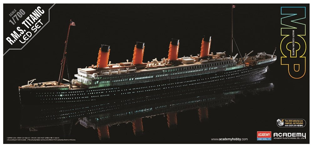 Academy 14220 1:700 Titanic with LED Set (MCP)