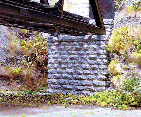 Chooch Enterprises 9840 N Single-Track Cut Stone Bridge Abutment - 4.5 x 1.6 x 5.7cm (2)